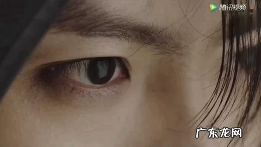 凌厉的眼睛充满杀气的描写