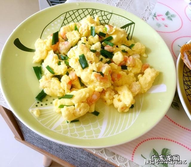 水炒蛋,大家吃过吗?鲁菜中的经典菜,用清水炒蛋,鲜香又滑嫩