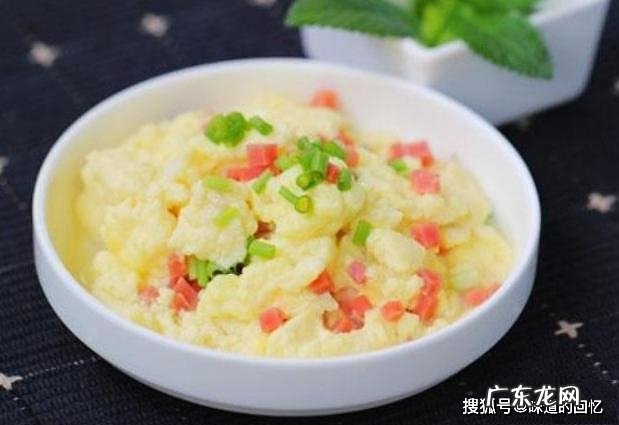 水炒蛋,大家吃过吗?鲁菜中的经典菜,用清水炒蛋,鲜香又滑嫩