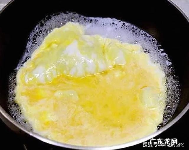 水炒蛋,大家吃过吗?鲁菜中的经典菜,用清水炒蛋,鲜香又滑嫩