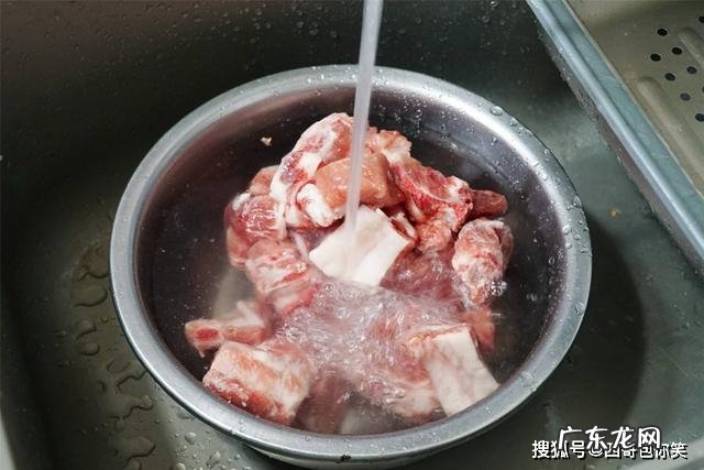 你家解冻肉类还放在水里?四种解冻方法值得拥有,别让营养流失了