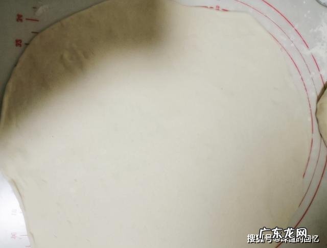 葱花烙饼怎样做才好吃？有人开水烫面有人用发面，教你正确做法