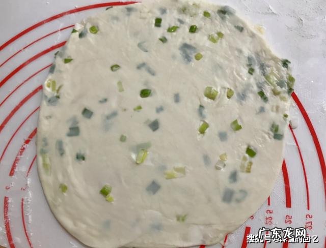 葱花烙饼怎样做才好吃？有人开水烫面有人用发面，教你正确做法