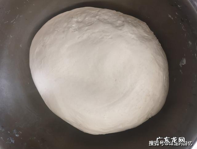 葱花烙饼怎样做才好吃？有人开水烫面有人用发面，教你正确做法