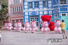 长沙景区人偶熊陪玩过山车