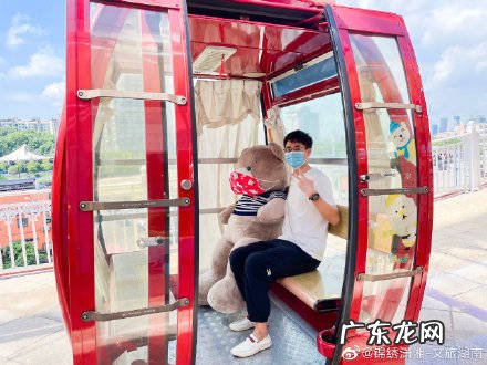 长沙景区人偶熊陪玩过山车