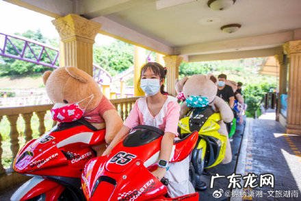 长沙景区人偶熊陪玩过山车