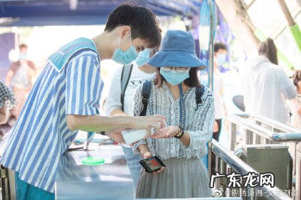 长沙景区人偶熊陪玩过山车