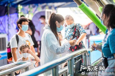 长沙景区人偶熊陪玩过山车