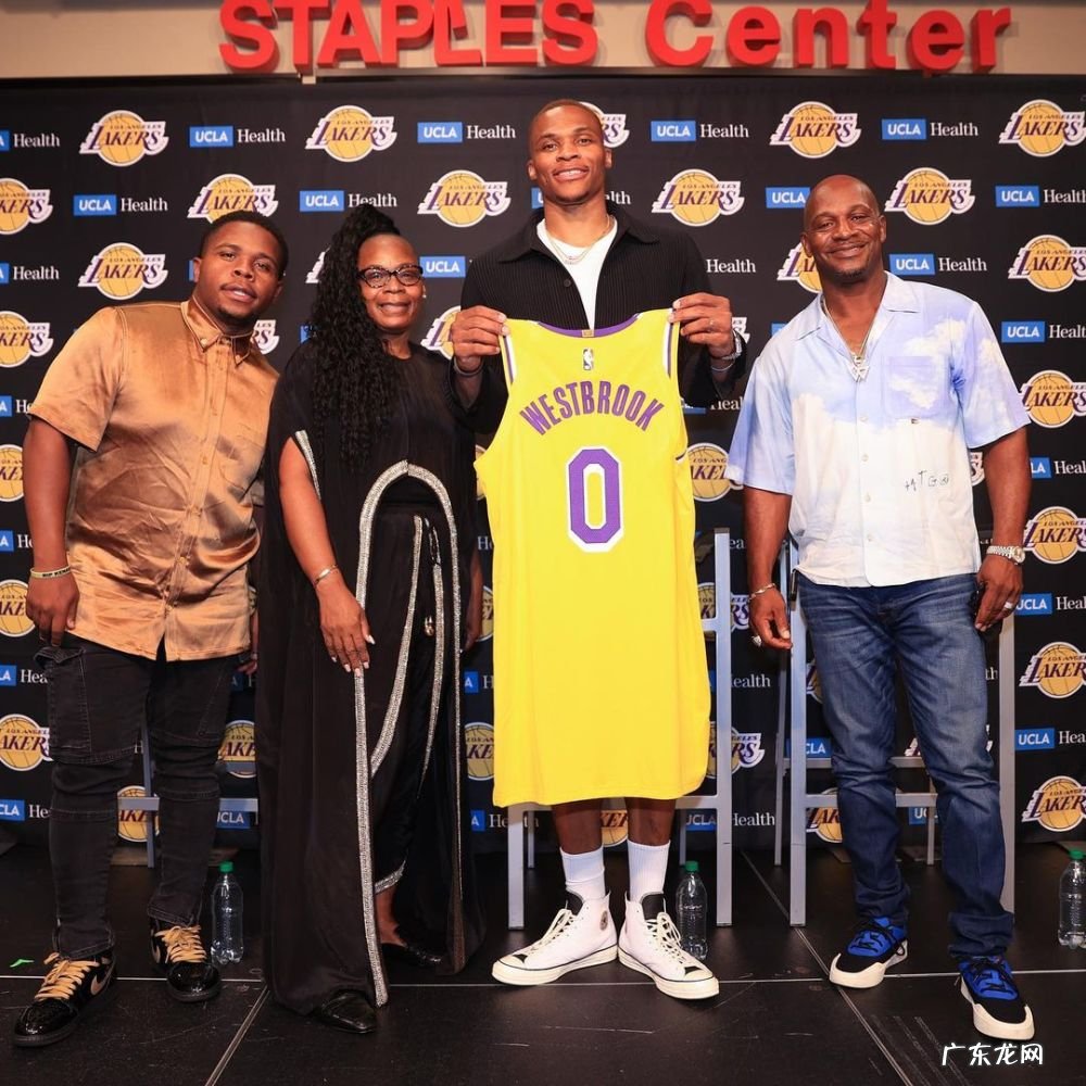 圆梦!威少晒加盟湖人发布会照片:我只是一个怀揣梦想的洛杉矶孩子!