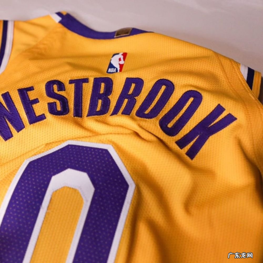 圆梦!威少晒加盟湖人发布会照片:我只是一个怀揣梦想的洛杉矶孩子!