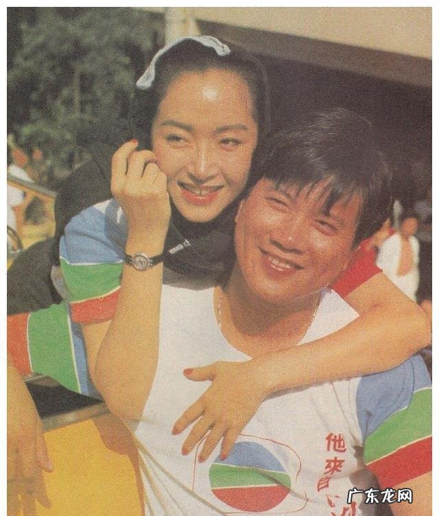 万梓良的跌宕情史，为爱情当众下跪，靠名气征服了3个女人？