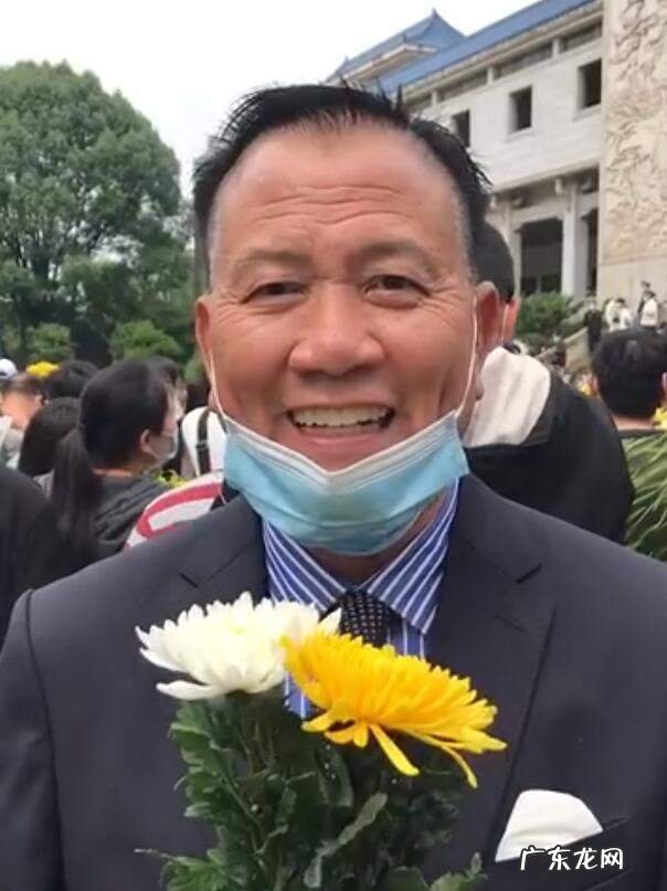 万梓良的跌宕情史，为爱情当众下跪，靠名气征服了3个女人？