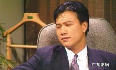 万梓良的跌宕情史，为爱情当众下跪，靠名气征服了3个女人？