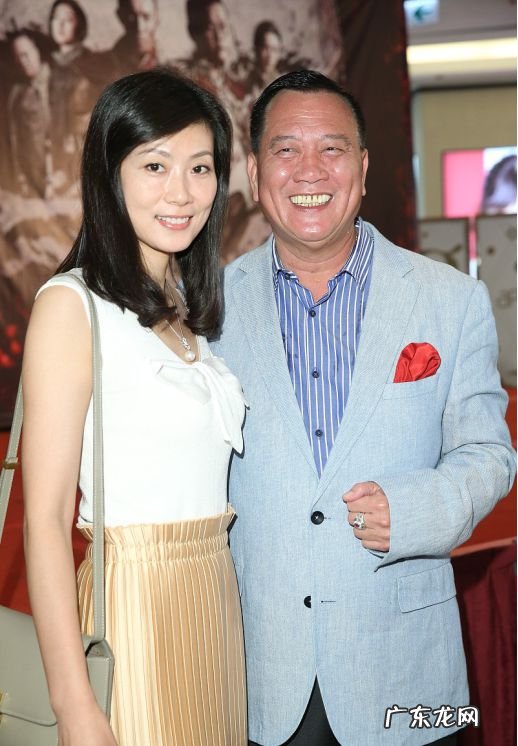 万梓良的跌宕情史，为爱情当众下跪，靠名气征服了3个女人？