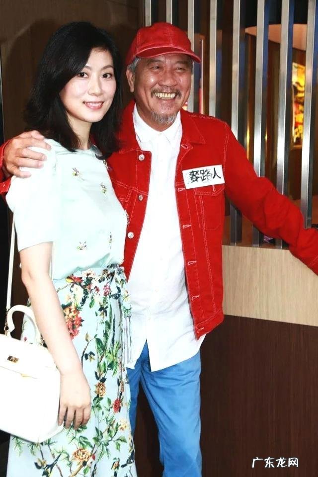 万梓良的跌宕情史，为爱情当众下跪，靠名气征服了3个女人？