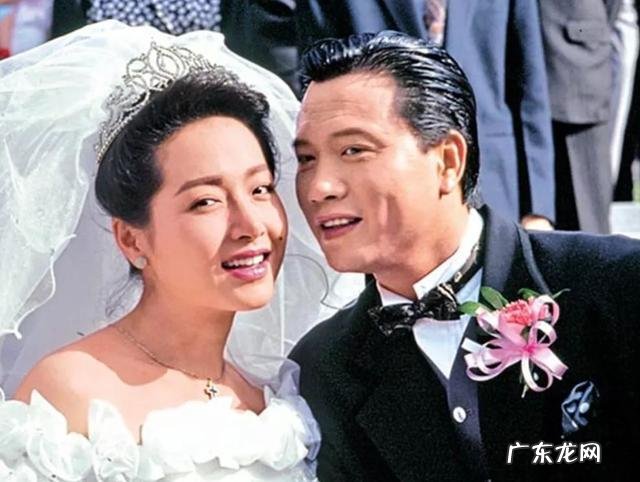 万梓良的跌宕情史，为爱情当众下跪，靠名气征服了3个女人？