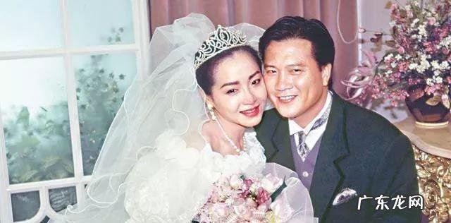 万梓良的跌宕情史，为爱情当众下跪，靠名气征服了3个女人？