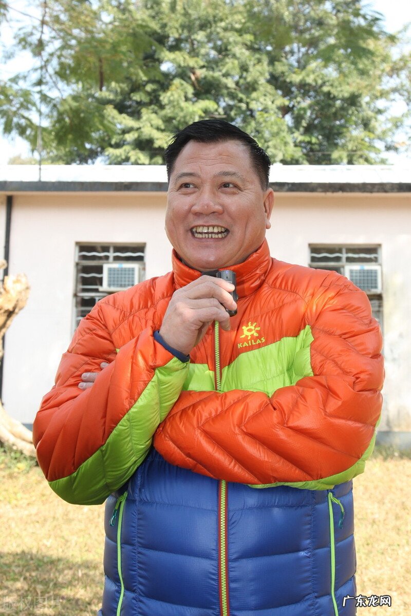 万梓良的跌宕情史，为爱情当众下跪，靠名气征服了3个女人？