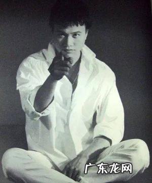 万梓良的跌宕情史,为爱情当众下跪,靠名气征服了3个女人?