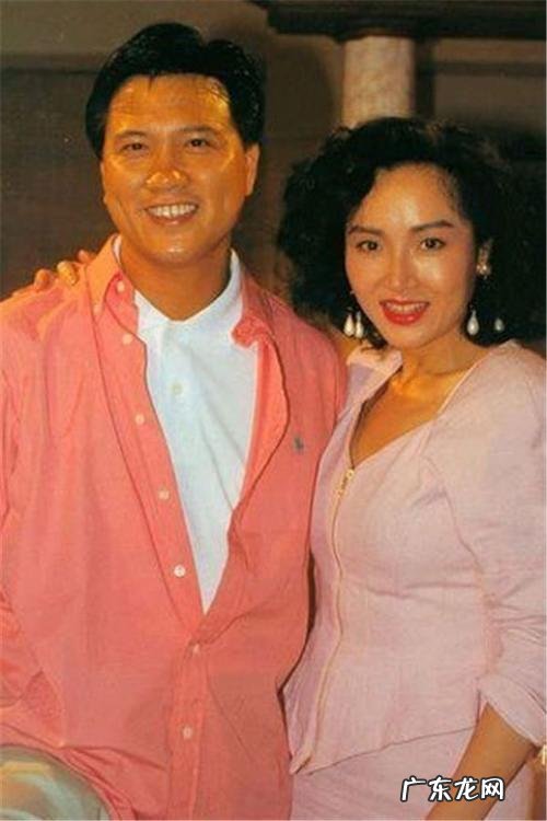 万梓良的跌宕情史，为爱情当众下跪，靠名气征服了3个女人？