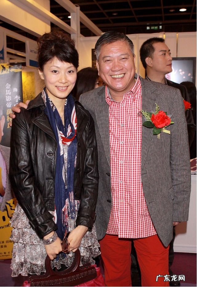 万梓良的跌宕情史，为爱情当众下跪，靠名气征服了3个女人？