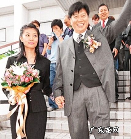 万梓良的跌宕情史，为爱情当众下跪，靠名气征服了3个女人？