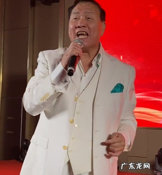 万梓良的跌宕情史，为爱情当众下跪，靠名气征服了3个女人？