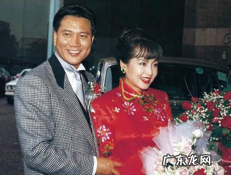 万梓良的跌宕情史，为爱情当众下跪，靠名气征服了3个女人？