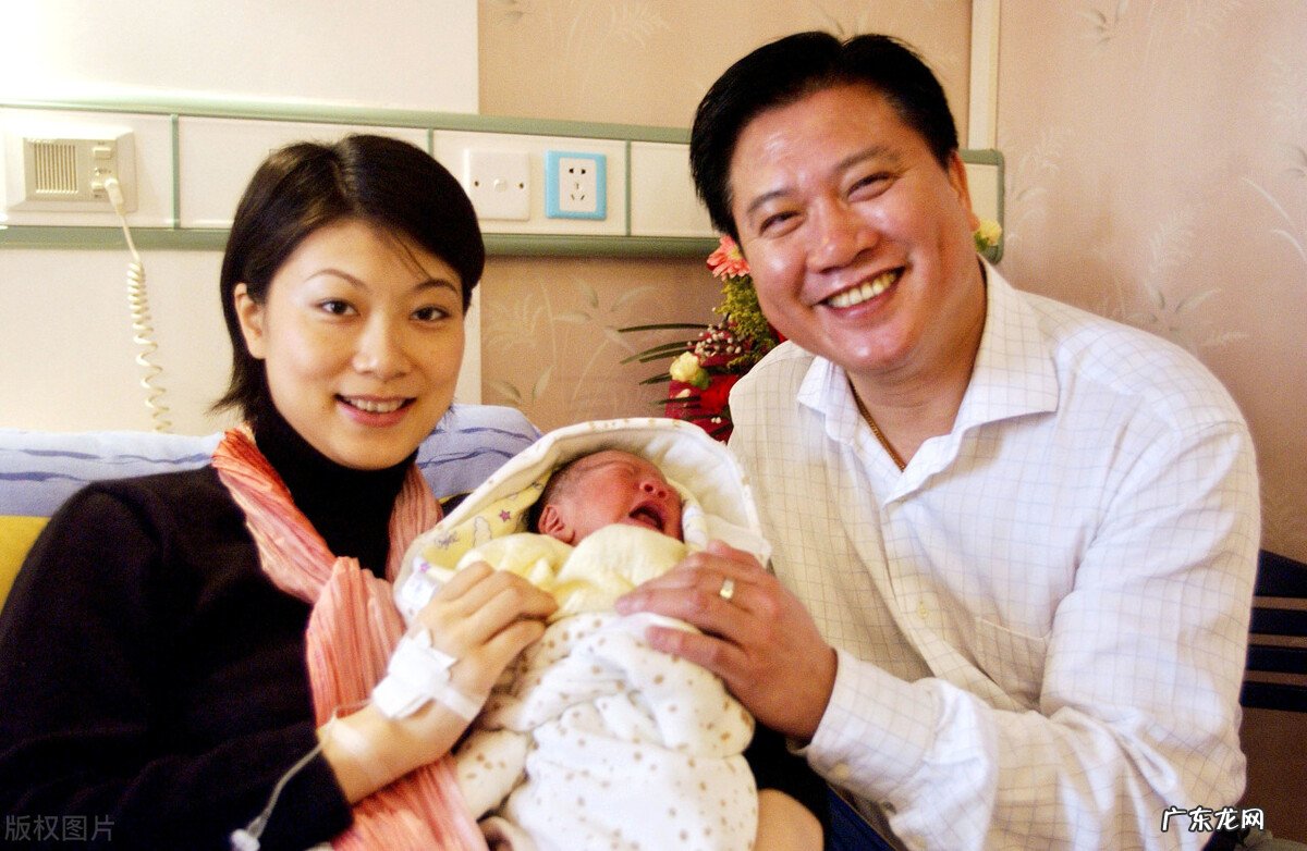 万梓良的跌宕情史，为爱情当众下跪，靠名气征服了3个女人？