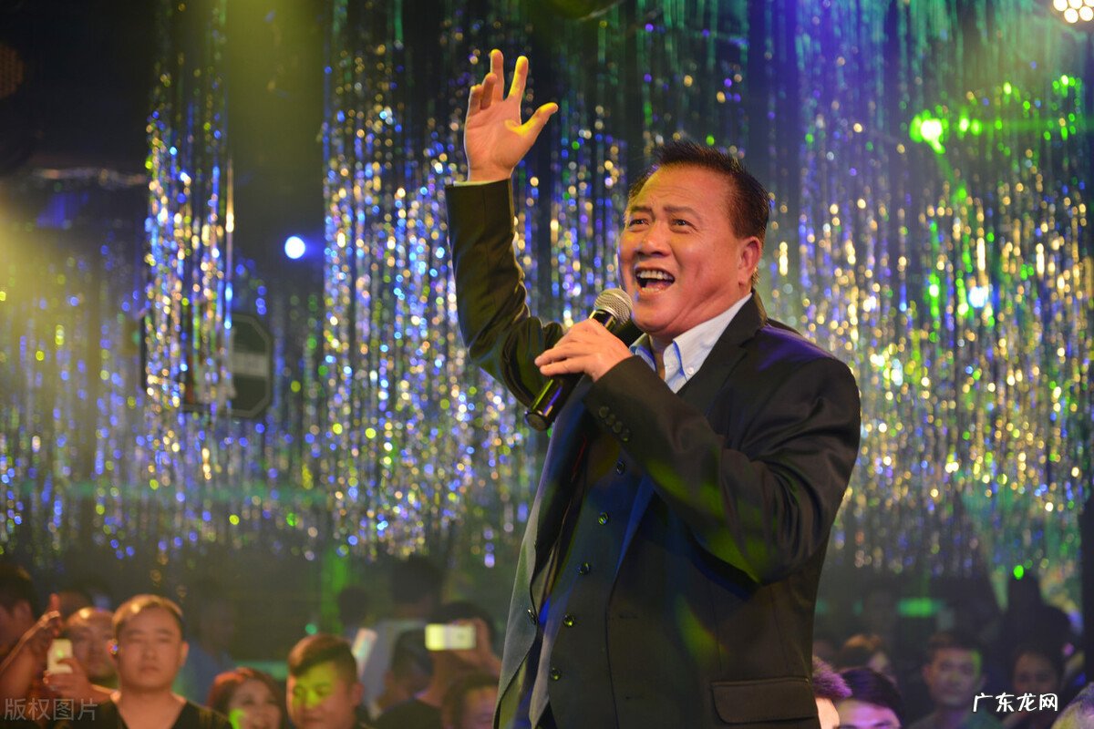 万梓良的跌宕情史，为爱情当众下跪，靠名气征服了3个女人？