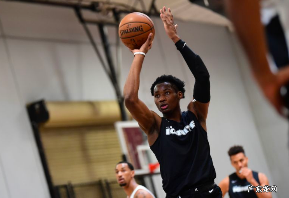 追梦督战!勇士潜力新秀展现潜力,防守大旗由他接替了!