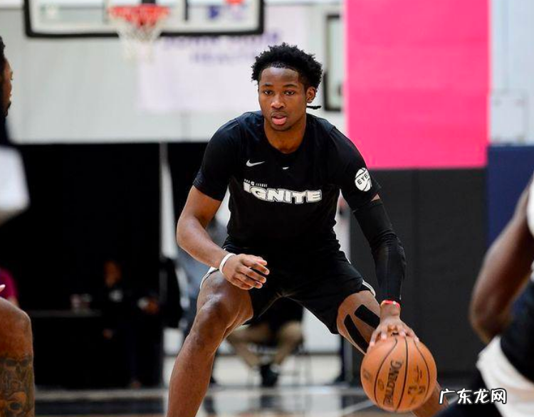 追梦督战!勇士潜力新秀展现潜力,防守大旗由他接替了!