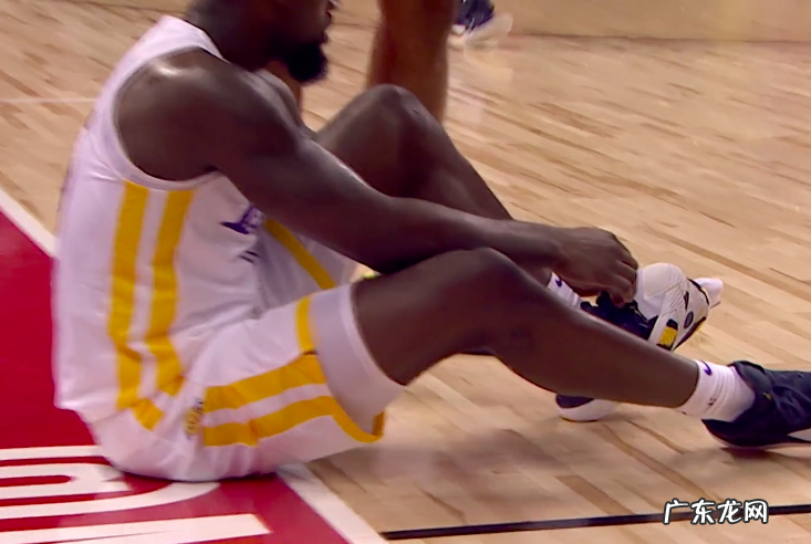 意外！湖人后卫踩爆球鞋气得直接扔掉，系锡安一代乔丹扎心了