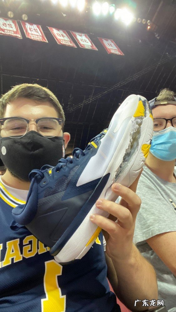 传承？湖人新秀布朗比赛中踩爆锡安的签名鞋