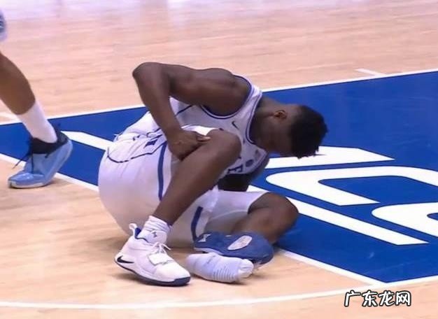 传承？湖人新秀布朗比赛中踩爆锡安的签名鞋