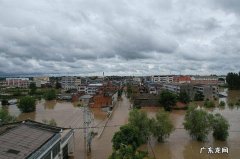 湖北随州特大暴雨：多家食品厂连续两年被淹，餐馆老板夫妇绑泡沫和塑料板等待救援