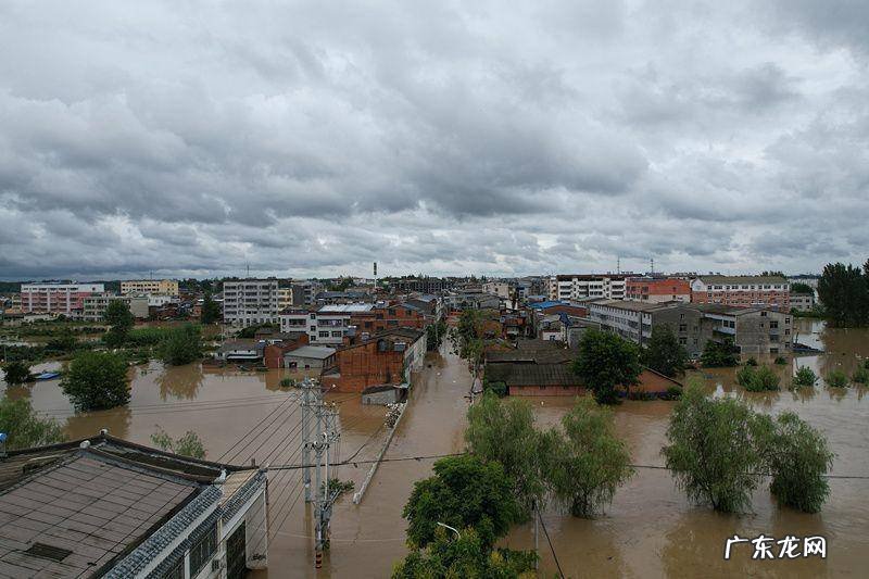 湖北随州特大暴雨：多家食品厂连续两年被淹，餐馆老板夫妇绑泡沫和塑料板等待救援