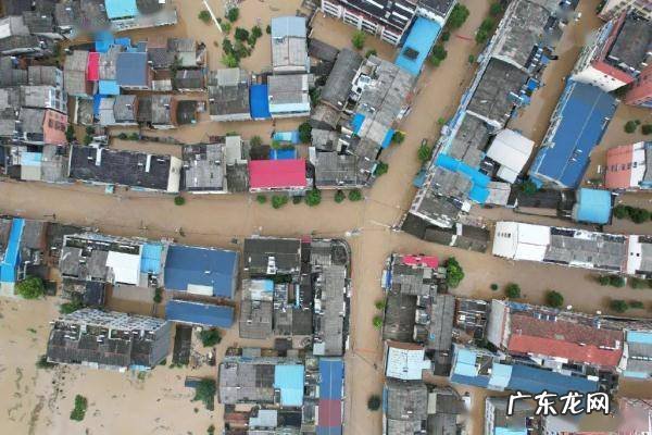 湖北随州特大暴雨：多家食品厂连续两年被淹，餐馆老板夫妇绑泡沫和塑料板等待救援