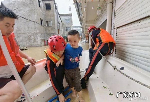 湖北随州特大暴雨：多家食品厂连续两年被淹，餐馆老板夫妇绑泡沫和塑料板等待救援