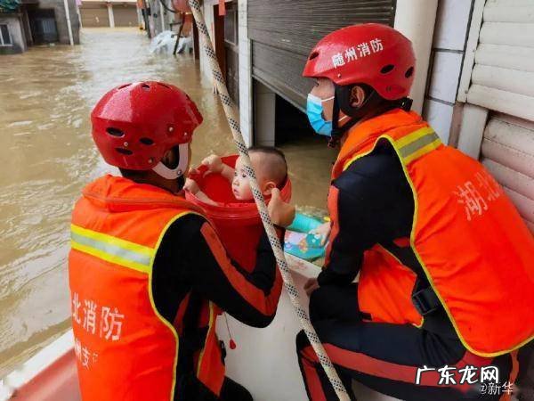 湖北随州特大暴雨：多家食品厂连续两年被淹，餐馆老板夫妇绑泡沫和塑料板等待救援