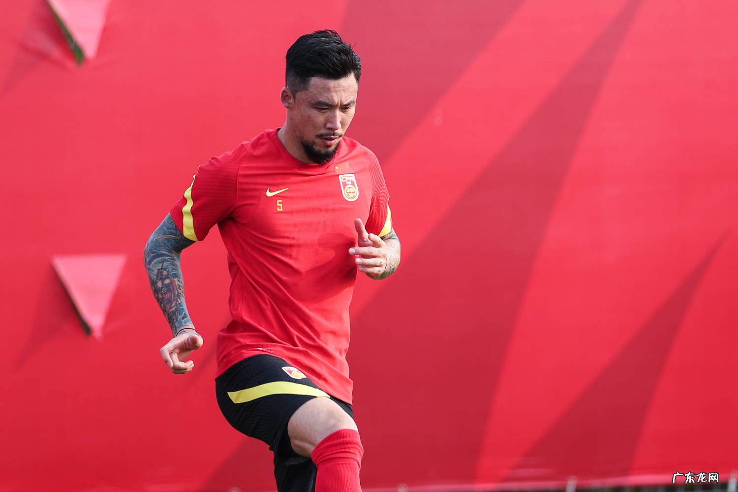 国足西征可能持续近80天 张琳芃：带上老婆孩子照片