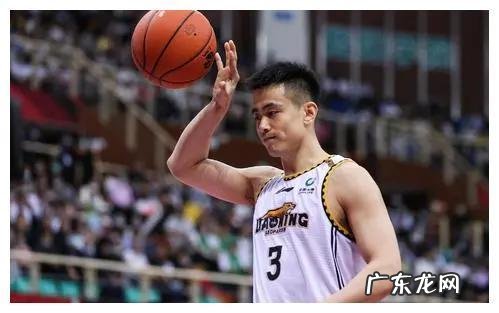 为何赵继伟仍没见续约?周琦或成主因,辽宁队在下一盘大旗