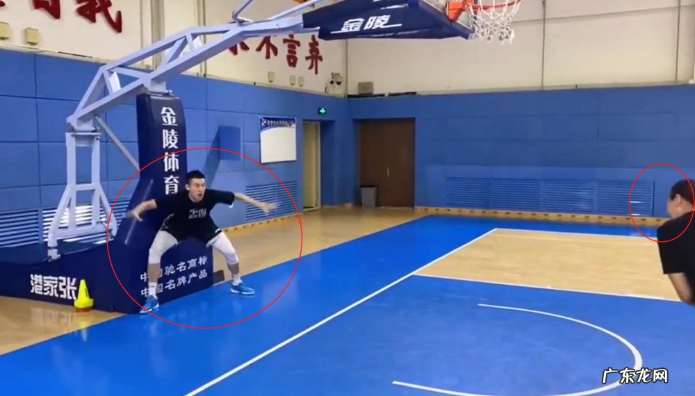 辽篮悍将私教课升级！练完3分练防守，姿势搞怪，老妈忍不住笑场