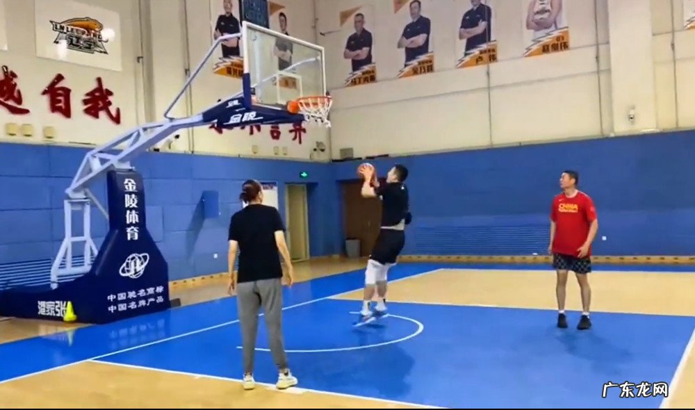 辽篮悍将私教课升级！练完3分练防守，姿势搞怪，老妈忍不住笑场