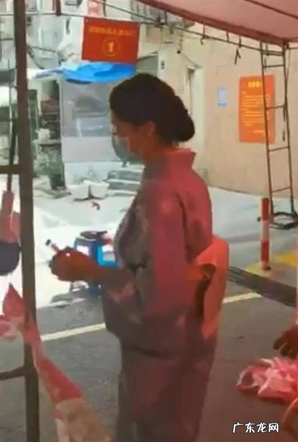 厦门一酒店回应女子穿和服做核酸被劝返:系违规穿工作服外出