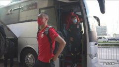 国足顺利抵达多哈，李铁晒出隔离餐，主动将公务舱让给队员获赞