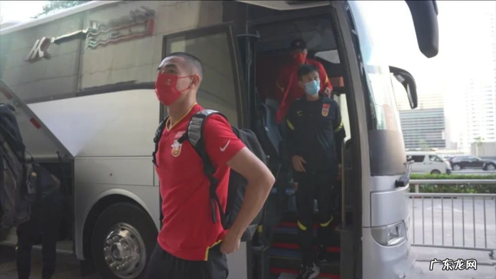 国足顺利抵达多哈,李铁晒出隔离餐,主动将公务舱让给队员获赞