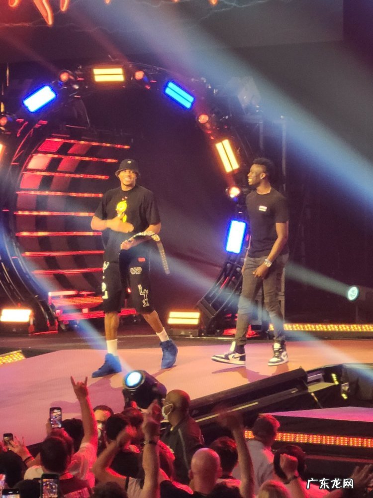 人气火爆!字母哥现身热门摔跤节目,获颁冠军腰带全场高呼MVP