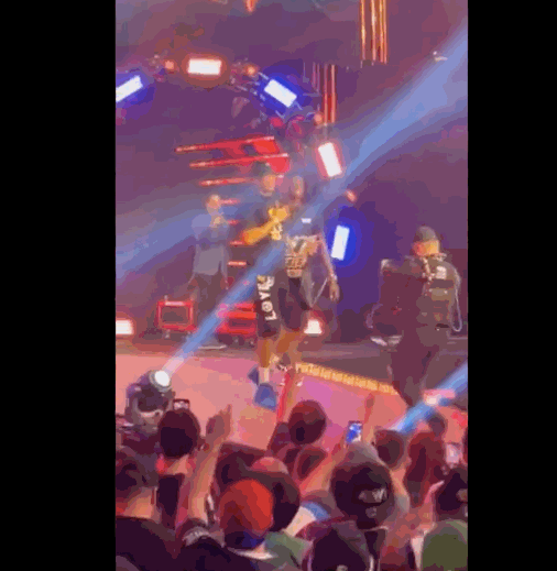 人气火爆!字母哥现身热门摔跤节目,获颁冠军腰带全场高呼MVP